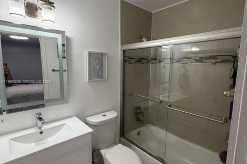 Townhouse in Hialeah, Florida 3 bedrooms, 95.41 sq.m. № 2064018 - photo 7