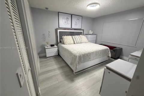 Townhouse in Hialeah, Florida 3 bedrooms, 95.41 sq.m. № 2064018 - photo 8