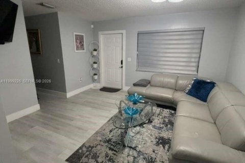 Townhouse in Hialeah, Florida 3 bedrooms, 95.41 sq.m. № 2064018