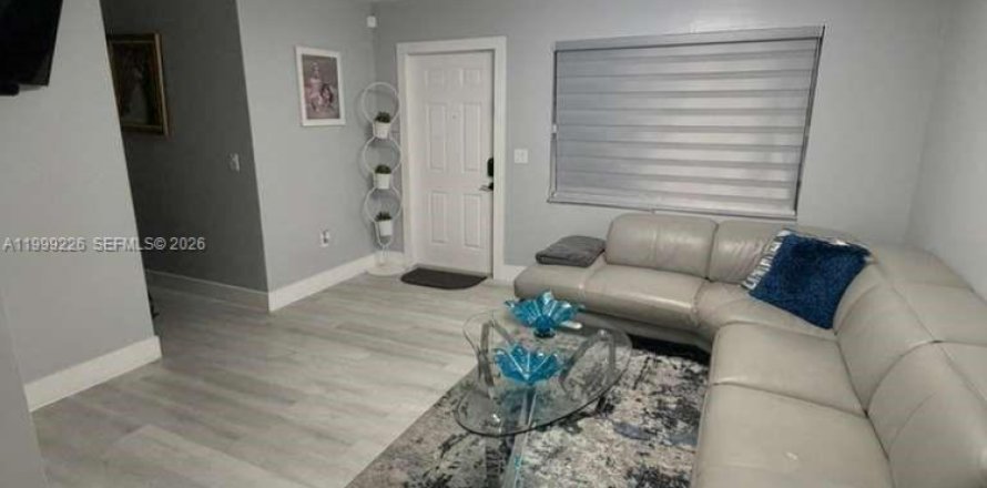 Townhouse in Hialeah, Florida 3 bedrooms, 95.41 sq.m. № 2064018