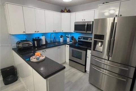 Townhouse in Hialeah, Florida 3 bedrooms, 95.41 sq.m. № 2064018 - photo 3