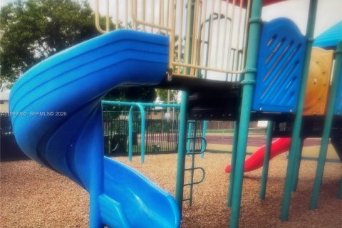 Adosado en alquiler en Pembroke Pines, Florida, 2 dormitorios, 113.71 m2 № 2056640 - foto 3