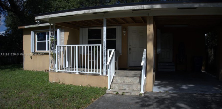 Villa ou maison à Miami Gardens, Floride 3 chambres, 92.81 m2 № 1967665