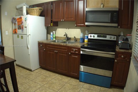 Villa ou maison à vendre à Miami Gardens, Floride: 3 chambres, 92.81 m2 № 1967665 - photo 13