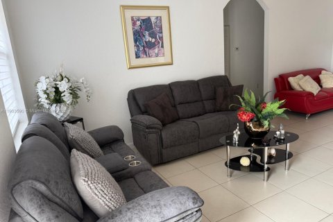 Casa en alquiler en Miami, Florida, 4 dormitorios, 143.53 m2 № 1954287 - foto 2