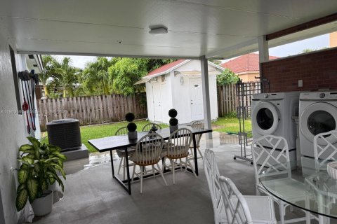 Casa en alquiler en Miami, Florida, 4 dormitorios, 143.53 m2 № 1954287 - foto 15