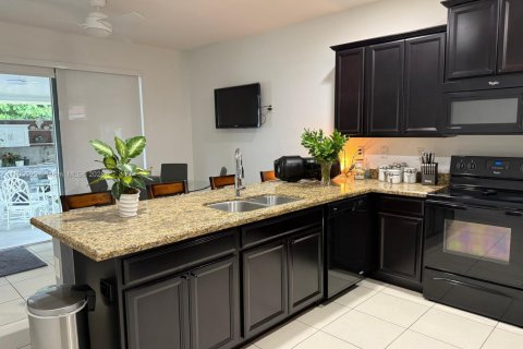 Casa en alquiler en Miami, Florida, 4 dormitorios, 143.53 m2 № 1954287 - foto 6