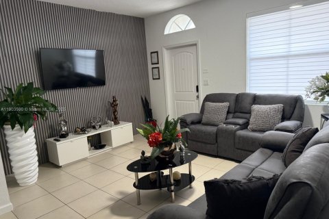 Casa en alquiler en Miami, Florida, 4 dormitorios, 143.53 m2 № 1954287 - foto 1