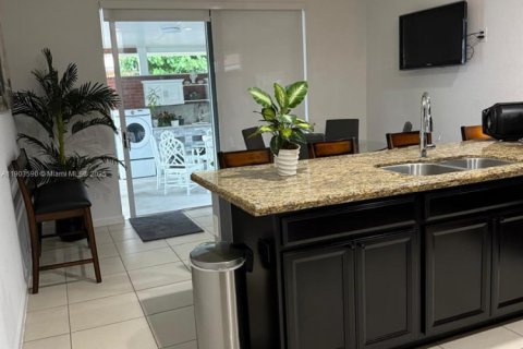 Casa en alquiler en Miami, Florida, 4 dormitorios, 143.53 m2 № 1954287 - foto 7