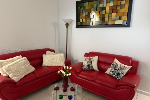 Casa en alquiler en Miami, Florida, 4 dormitorios, 143.53 m2 № 1954287 - foto 4