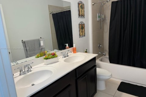 Casa en alquiler en Miami, Florida, 4 dormitorios, 143.53 m2 № 1954287 - foto 13