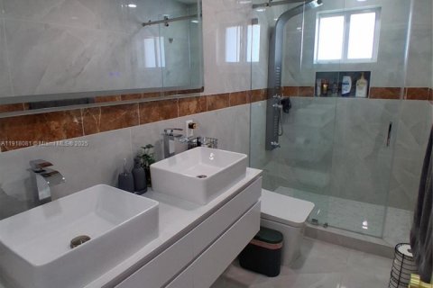 Casa en venta en Miami, Florida, 3 dormitorios, 123.84 m2 № 1972969 - foto 2