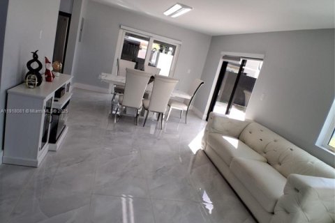 Casa en venta en Miami, Florida, 3 dormitorios, 123.84 m2 № 1972969 - foto 1