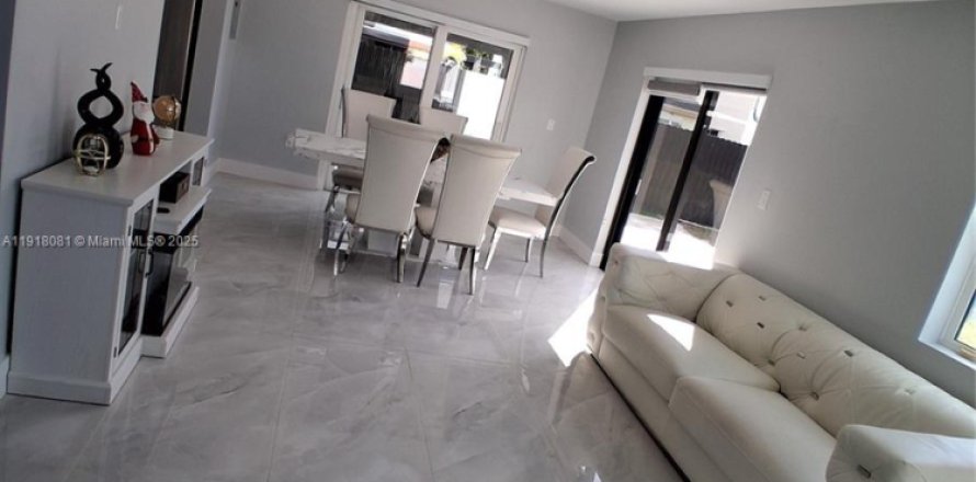 Casa en Miami, Florida 3 dormitorios, 123.84 m2 № 1972969