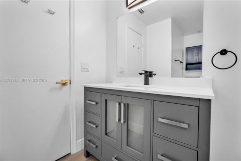 Copropriété à louer à Hollywood, Floride: 2 chambres, 115.01 m2 № 2089535 - photo 12