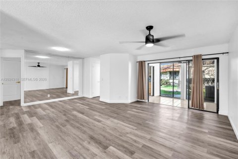 Copropriété à louer à Hollywood, Floride: 2 chambres, 115.01 m2 № 2089535 - photo 2