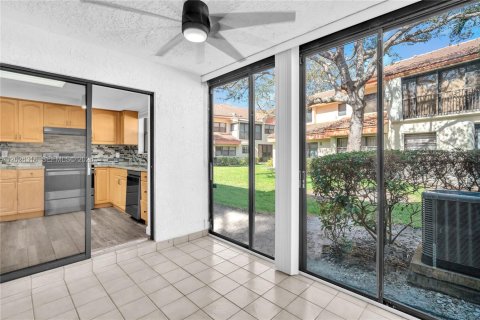 Copropriété à louer à Hollywood, Floride: 2 chambres, 115.01 m2 № 2089535 - photo 6