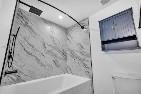 Copropriété à louer à Hollywood, Floride: 2 chambres, 115.01 m2 № 2089535 - photo 10
