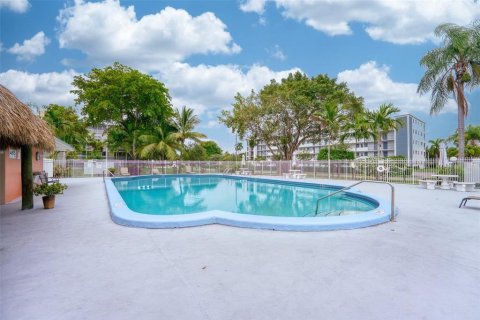 Condo in Hollywood, Florida, 1 bedroom № 2250854 - photo 14
