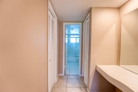 Condo in Hollywood, Florida, 1 bedroom № 2250854 - photo 10
