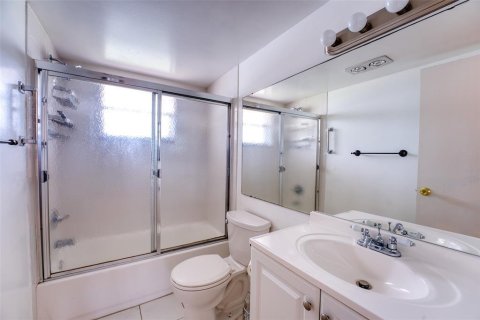 Condo in Hollywood, Florida, 1 bedroom № 2250854 - photo 11