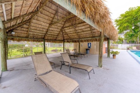 Condo in Hollywood, Florida, 1 bedroom № 2250854 - photo 15