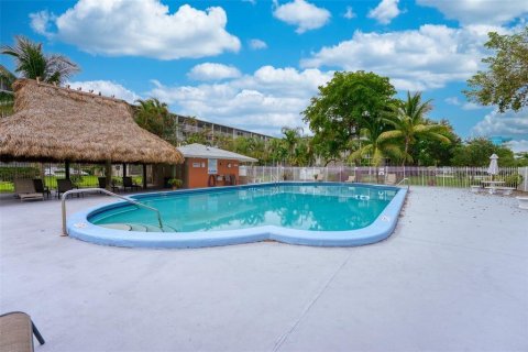 Condo in Hollywood, Florida, 1 bedroom № 2250854 - photo 16