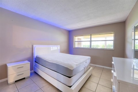 Condo in Hollywood, Florida, 1 bedroom № 2250854 - photo 8