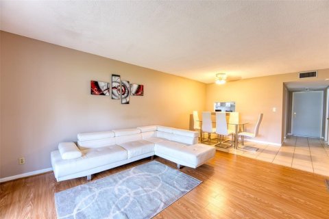Condo in Hollywood, Florida, 1 bedroom № 2250854 - photo 17