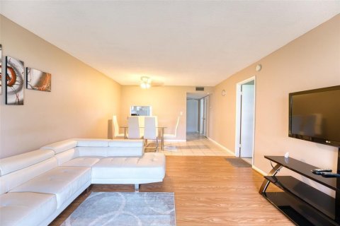 Condo in Hollywood, Florida, 1 bedroom № 2250854 - photo 7
