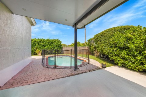 House in Palmetto Bay, Florida 4 bedrooms, 172.43 sq.m. № 2058254 - photo 22