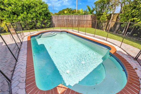 House in Palmetto Bay, Florida 4 bedrooms, 172.43 sq.m. № 2058254 - photo 19