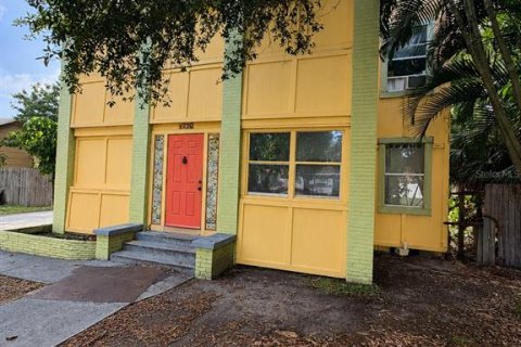 House in Saint Petersburg, Florida 5 bedrooms, 237.83 sq.m. № 2167236