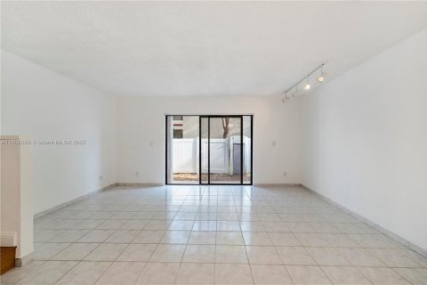 Adosado en venta en Pembroke Pines, Florida, 2 dormitorios, 94.48 m2 № 1776239 - foto 11
