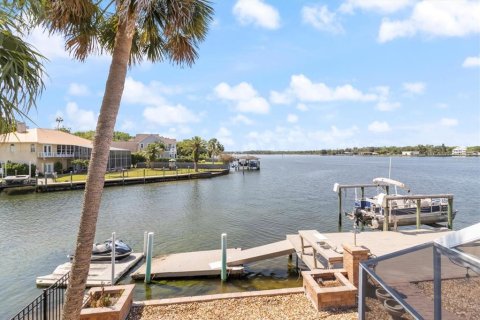House in Crystal River, Florida 4 bedrooms, 264.59 sq.m. № 1197126 - photo 7