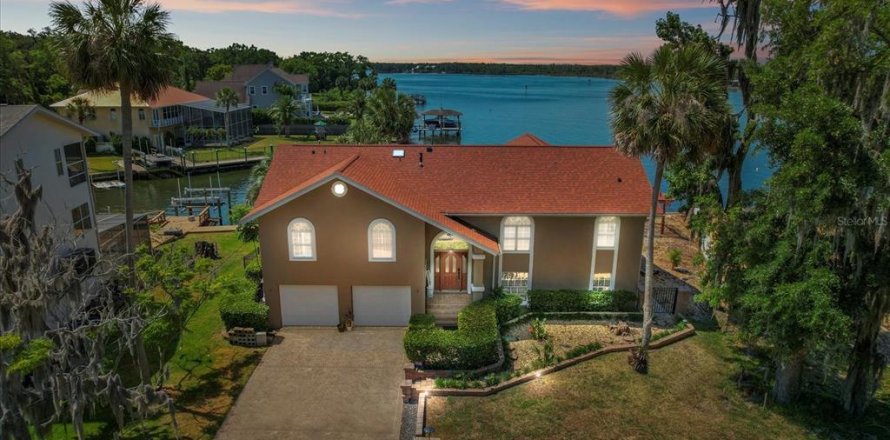House in Crystal River, Florida 4 bedrooms, 264.59 sq.m. № 1197126