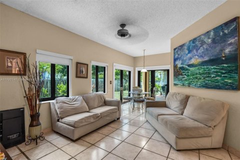 House in Hialeah, Florida 4 bedrooms, 164.62 sq.m. № 1671037 - photo 12