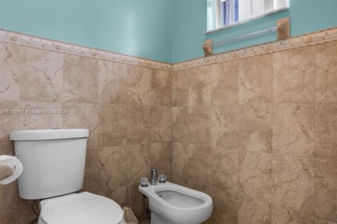 House in Hialeah, Florida 4 bedrooms, 164.62 sq.m. № 1671037 - photo 21