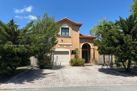 House in Hialeah, Florida 4 bedrooms, 164.62 sq.m. № 1671037 - photo 1