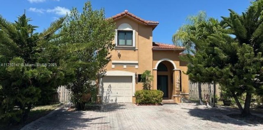 House in Hialeah, Florida 4 bedrooms, 164.62 sq.m. № 1671037