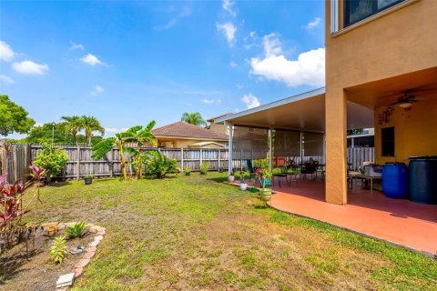 House in Hialeah, Florida 4 bedrooms, 164.62 sq.m. № 1671037 - photo 30