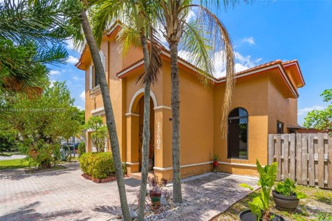 House in Hialeah, Florida 4 bedrooms, 164.62 sq.m. № 1671037 - photo 4