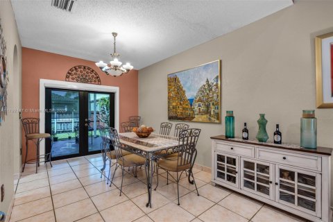 House in Hialeah, Florida 4 bedrooms, 164.62 sq.m. № 1671037 - photo 8