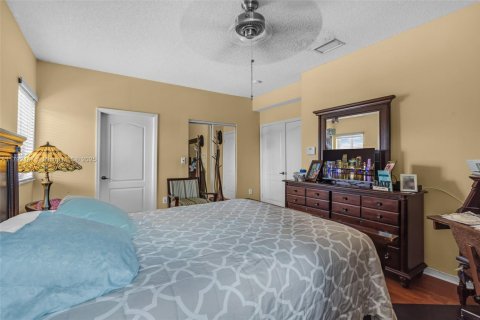 House in Hialeah, Florida 4 bedrooms, 164.62 sq.m. № 1671037 - photo 19