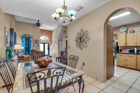 House in Hialeah, Florida 4 bedrooms, 164.62 sq.m. № 1671037 - photo 9