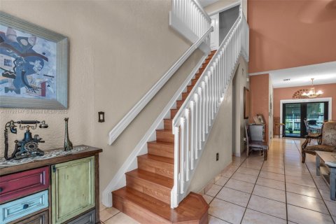 House in Hialeah, Florida 4 bedrooms, 164.62 sq.m. № 1671037 - photo 5