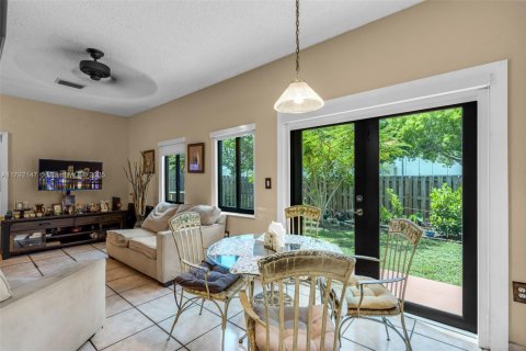 House in Hialeah, Florida 4 bedrooms, 164.62 sq.m. № 1671037 - photo 13