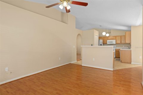 Villa ou maison à louer à Spring Hill, Floride: 4 chambres, 162.39 m2 № 2384227 - photo 11