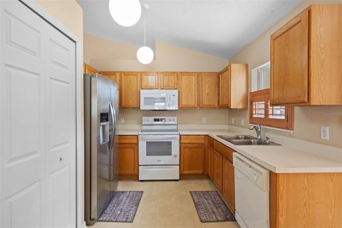 Villa ou maison à louer à Spring Hill, Floride: 4 chambres, 162.39 m2 № 2384227 - photo 5