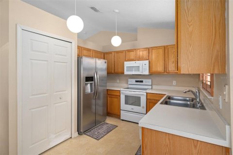 Villa ou maison à louer à Spring Hill, Floride: 4 chambres, 162.39 m2 № 2384227 - photo 6